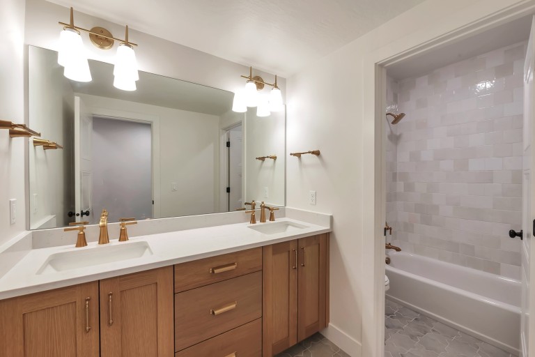 Beacon Pointe - Harrison Euro photo 33
